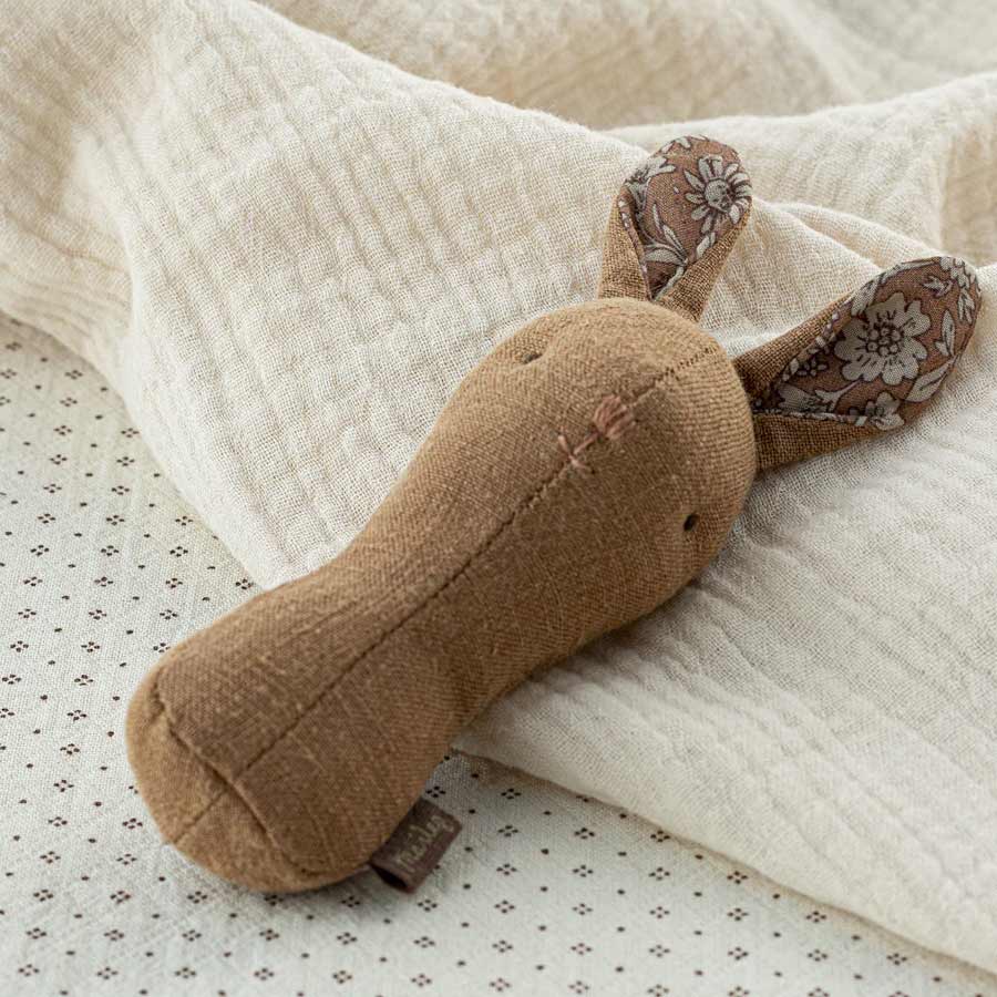 Lullaby friends hochet lapin chocolat - Maileg